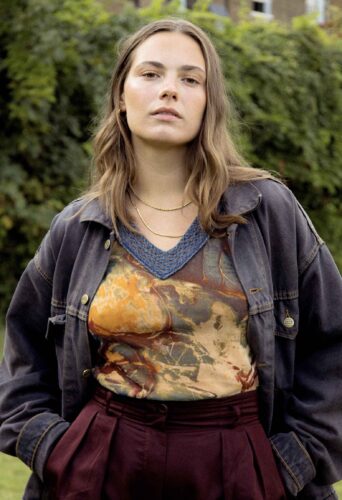 Dancer Isla Sutherland represented by HeadNod Dance Agency